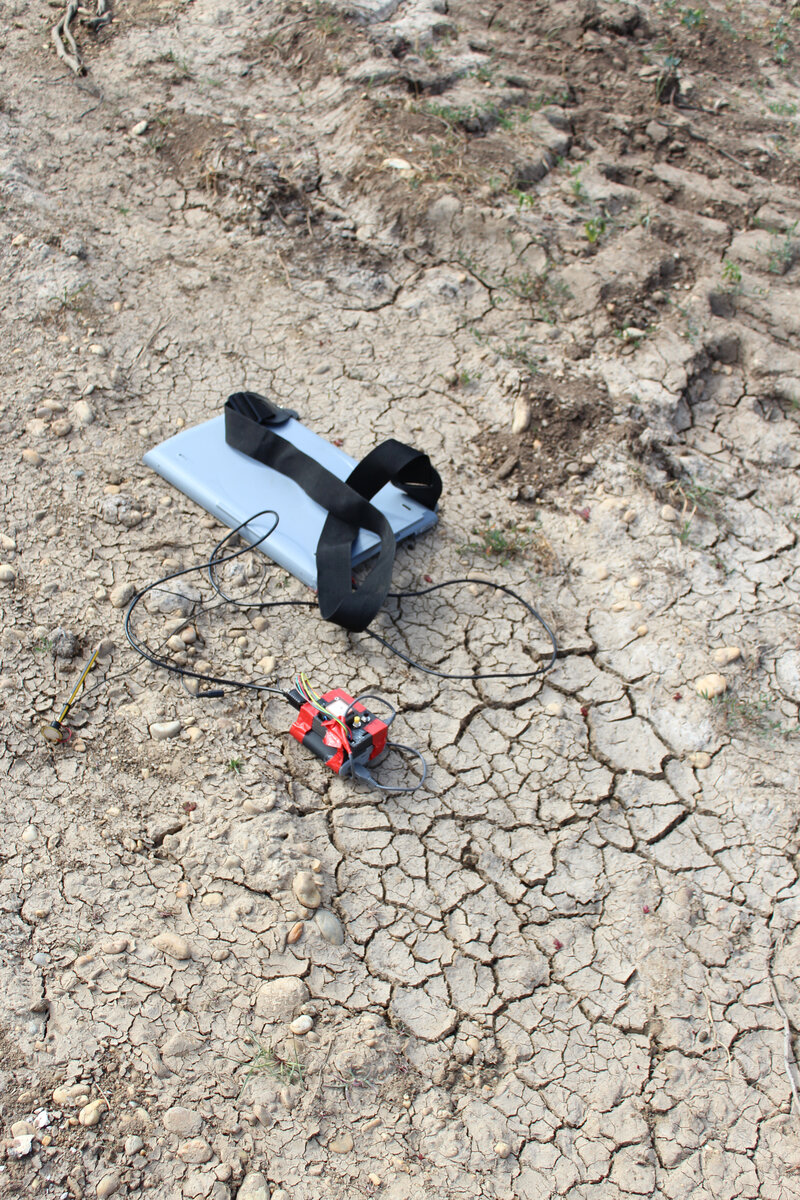 Device scanning the ground